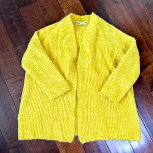 Zara Cardigan. 76% polyester 21% acrylic 3% elastane. In excellent condition.